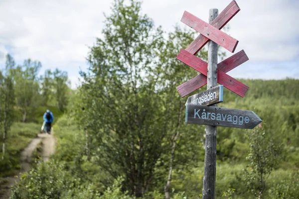 Wandelen langs een wandelpad in Lapland. — Stockfoto