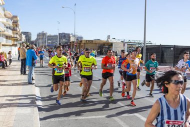 Santa Pola/İspanya - Januari 21 2018: Santa Pola yarı maraton. Sporcu binlerce çalışan rekabet katılır.