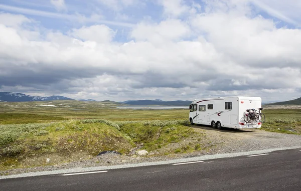 Autocaravana en la naturaleza — Foto de Stock