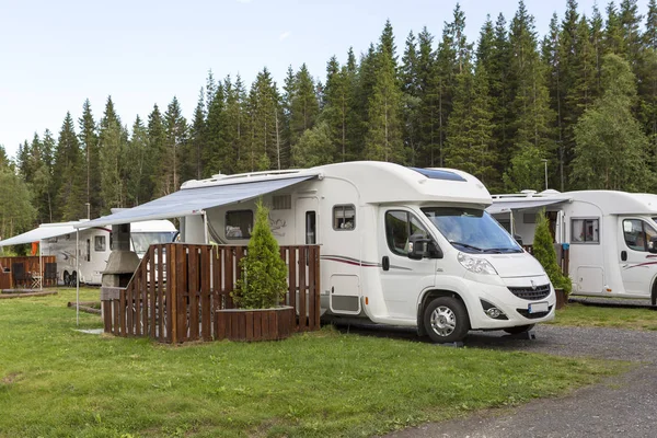 Husbil på en campingplats — Stockfoto