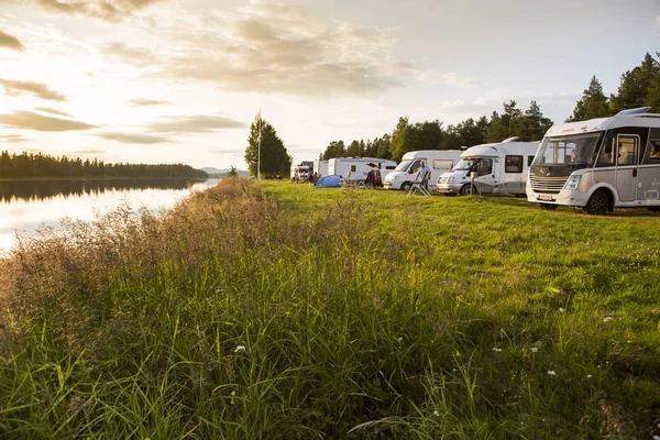 Motorhomes Acampamento Suécia Estacionado Com Vista Sobre Rio Rio Angermanalven — Fotografia de Stock