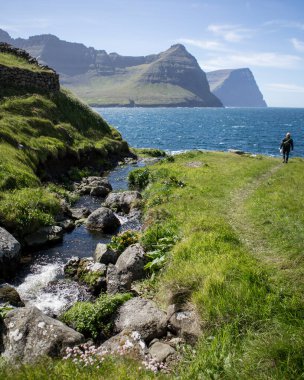 Faroe Adaları 'ndaki Vidareidi adasında yürüyüş..
