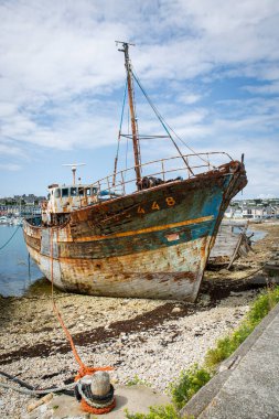 Camaret-sur-Mer, Fransa 'daki gemi mezarlığındaki eski gemi..