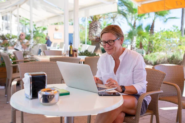 Žena Sedící Kavárně Pracující Svém Laptopu Dívá Dolů Obrazovku — Stock fotografie