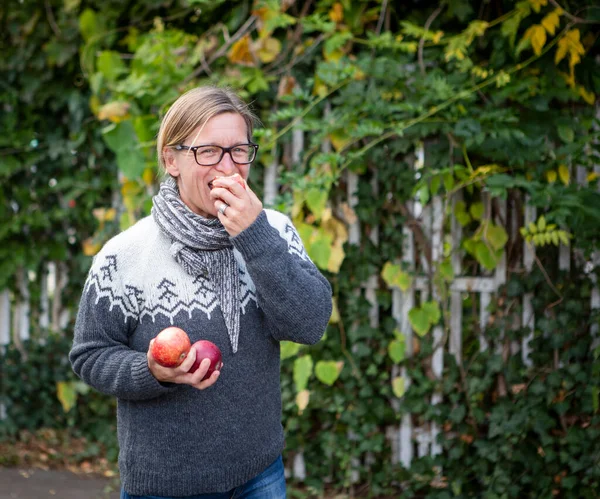 Female Tasting Fresh Apple Outdoors She Holding Couple Apples Her — Stock Photo, Image