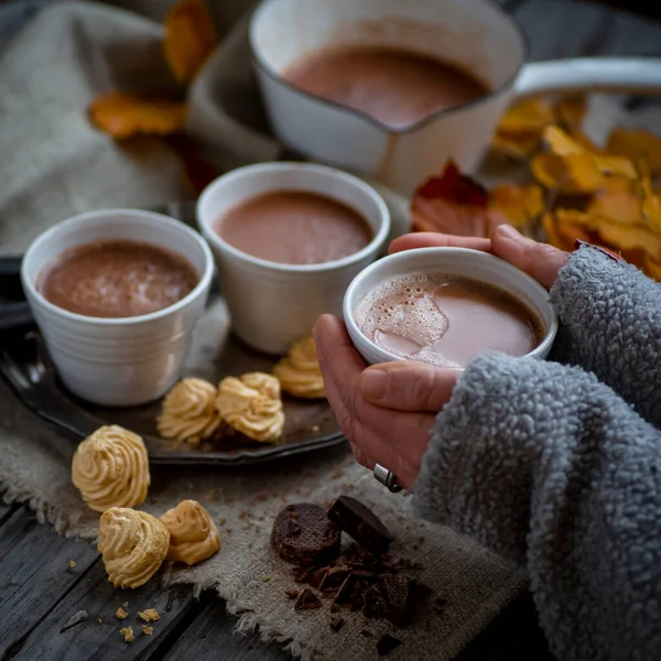 Configuration Savoureuse Avec Tasses Chocolat Chaud Couleurs Automne Mains Féminines — Photo