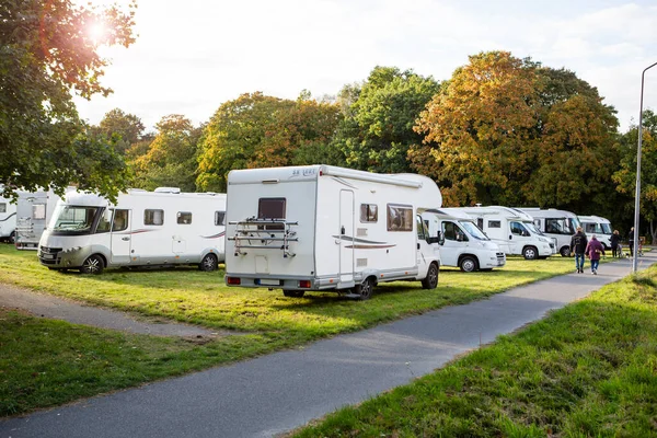 Campingplatz Für Wohnmobile Auf Grünem Gras Sommer — Stockfoto
