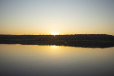 Sunset nehir su yansıma manzara. Nehir gün batımı yansıması. Gün batımı nehir manzarası. Gün batımı turuncu nehir manzarası