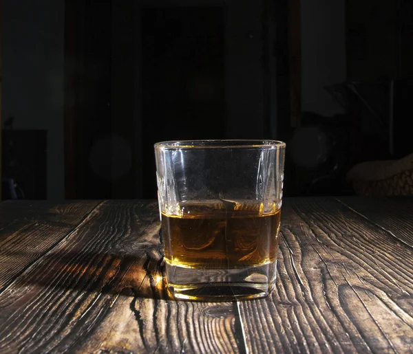 Whisky Met Ijsblokjes Een Houten Tafel Een Oud Tafelblad Met — Stockfoto