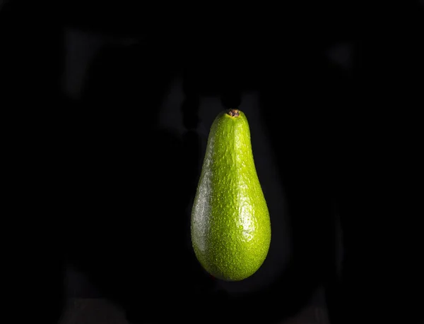 Vers Gesneden Rijpe Avocado Geïsoleerd Zwart — Stockfoto