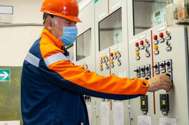 Covid-19 'da çalış. Sanayi bölgesinde bir alt istasyonda endüstriyel elektrik yaması paneli.