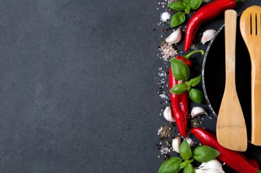 Sebze, taze otlar, sıcak baharat ve ev eşyaları