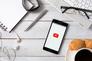 Samsung A5 masanın üzerine döşeme Youtube uygulaması ile.
