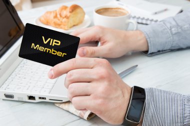 Adam VIP üye kartı kullanır