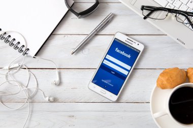 Samsung A5 masanın üzerine döşeme Facebook uygulaması ile.