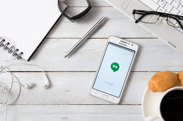 Samsung A5 masanın üzerine döşeme takıldığı bir yer uygulaması ile.