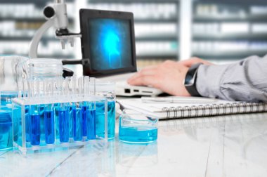 Laboratuvar araçları beyaz masa