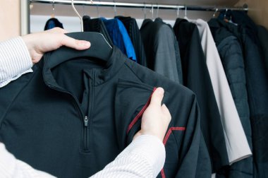 Adam thermoactive kazak dolabın üzerinden dışarı alır 