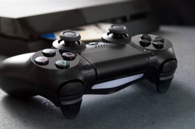 Dualshock 4 masa üzerinde.
