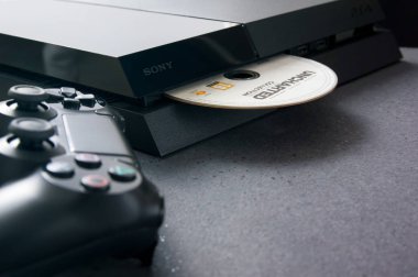 PlayStation 4 masa üzerinde.