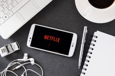 LG K10 masanın üzerinde döşeme Netflix uygulaması ile. 