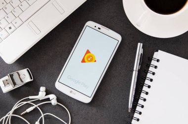 LG K10 masanın üzerinde döşeme Google oynamak müzik uygulaması ile.