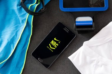 Samsung A5 masanın üzerine döşeme Nike + Club çalıştırmak uygulama ile.