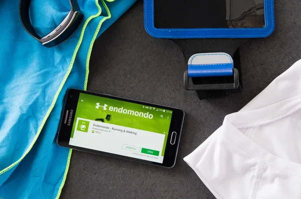Samsung A5 with Endomondo application laying on desk. — Stock Photo, Image