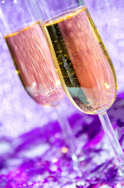 Dos copas de champán en el fondo de la fiesta violeta — Foto de Stock