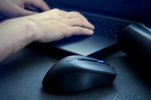 Oyun fare ile geceleri bilgisayar kullanan adam. — Stok fotoğraf