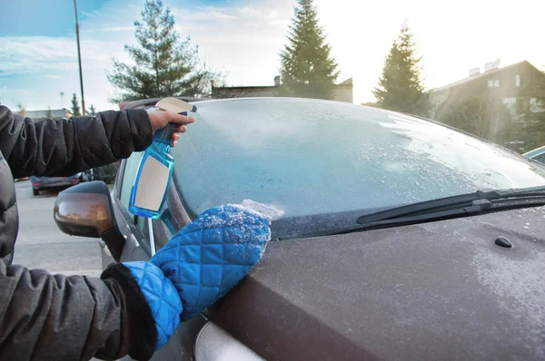 Frost kaldırmak için ısıtılmış sprey adam kullanır — Stok fotoğraf