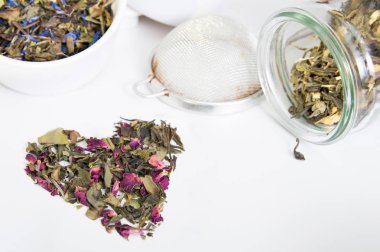 Yeşil çay yaprakları ve değişik otlar ile düzenlenmiş kalp