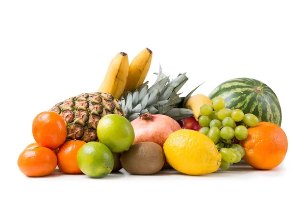 Pila de frutas aisladas sobre fondo blanco —  Fotos de Stock