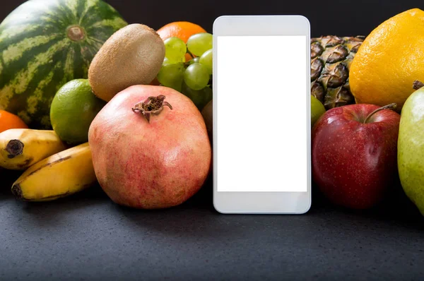 Witte smartphone met leeg scherm over fruitige achtergrond — Stockfoto