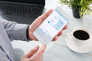 Adam onun smartphone veri kullanımını denetleme
