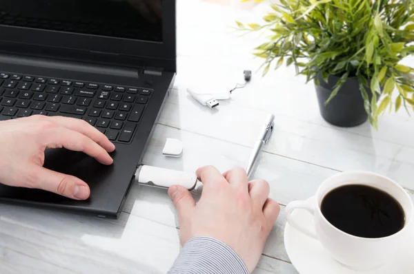 Homem conectando modem GSM em um laptop — Fotografia de Stock