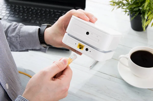 Businessman connects his laptop to the mobile WiFi — Stock Photo, Image