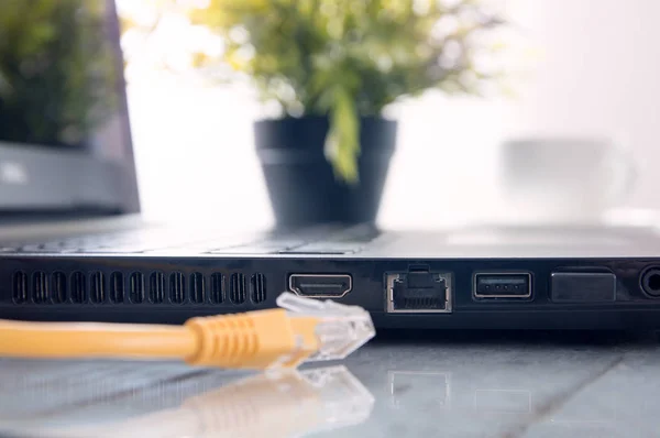 LAN per laptop, HDMI e porte USB sulla scrivania — Foto Stock