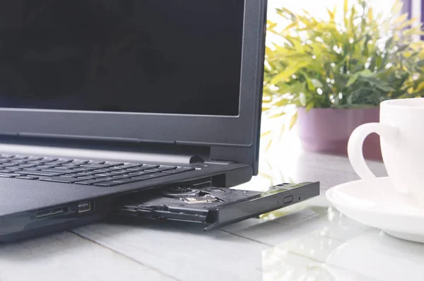 Nyílt optikai meghajtó-ra egy laptop nélkül korong. — Stock Fotó