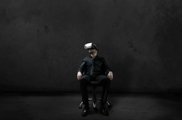 Mannen med Virtual Reality headset sitter på stol — Stockfoto