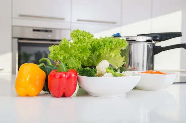 Olla a presión y verduras preparadas para cocinar . — Foto de Stock