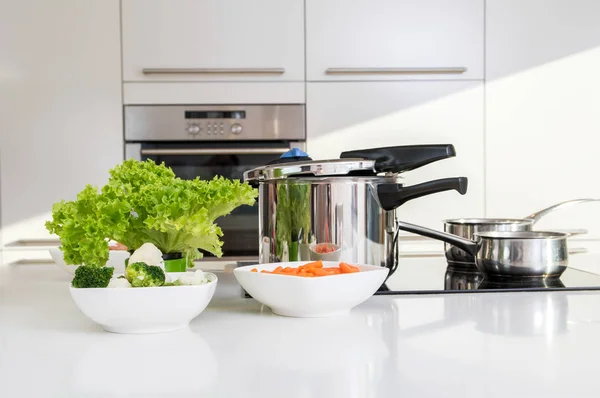 Olla a presión y verduras preparadas para cocinar . — Foto de Stock