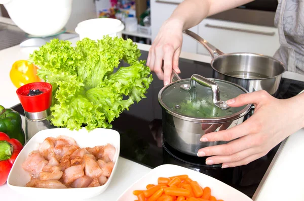 Kadın modern mutfak sağlıklı bir yemek hazırlar. — Stok fotoğraf