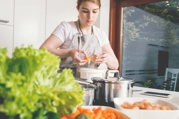 Kadın yumurtaları kaseye bir pasta yapmak için bıçakladı.. — Stok fotoğraf