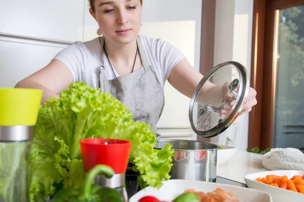 Nő előkészíti a modern konyha egészséges étkezés. — Stock Fotó