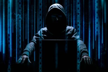 Hacker arka plan ikili kodu içeren dizüstü oturuyor
