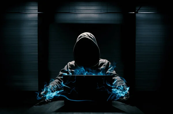 Abstraktní pojetí hacker, který převezme kontrolu nad laptop — Stock fotografie