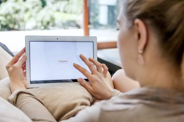 Kadın Lenovo tablet aliexpress uygulama başlattı.