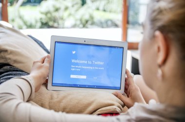 Kadın Lenovo tablet twitter uygulama başlattı.