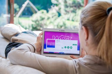 Kadın Lenovo tablet üzerinde Wizz uygulama yükleme.